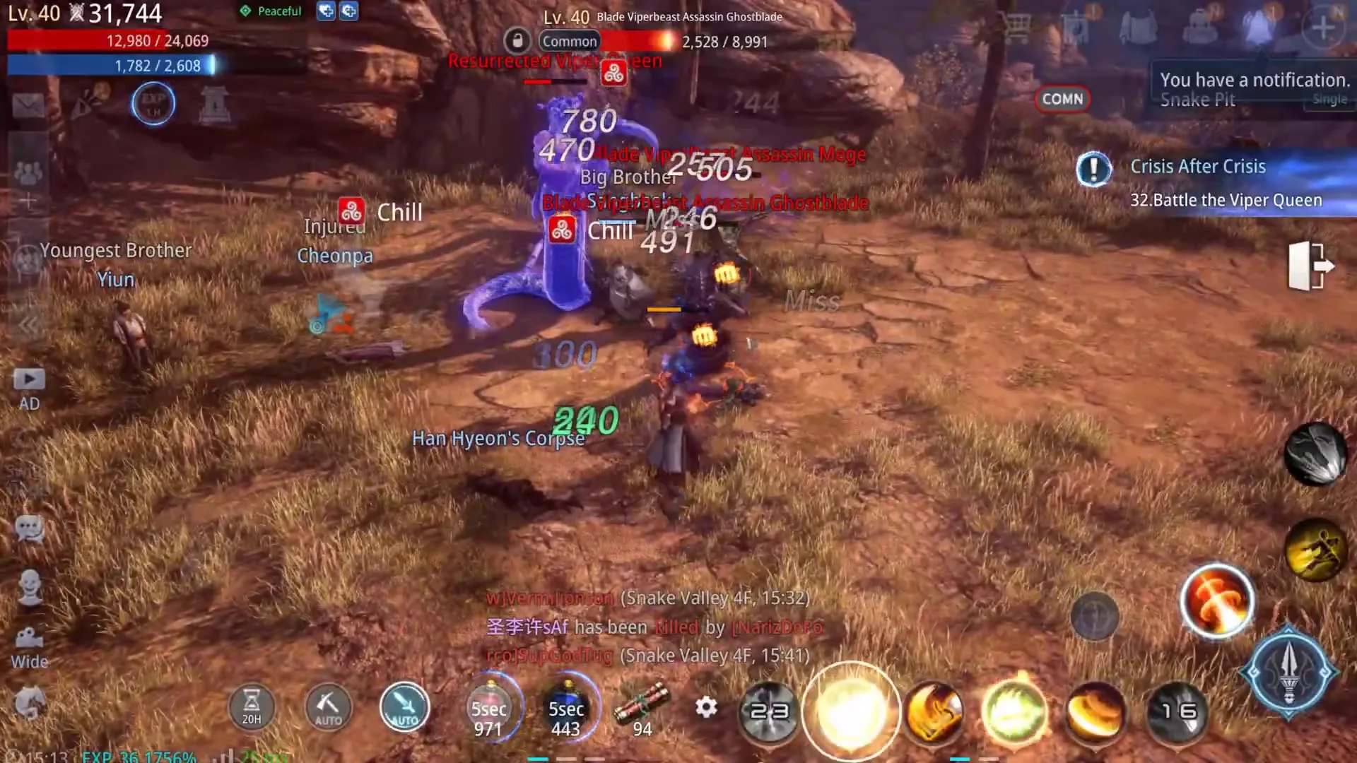 En una captura de pantalla del juego MMORPG Mir4 Global, se muestra una batalla en un entorno rocoso donde múltiples jugadores atacan a enemigos llamados 'Blade Viperbeast Assassin Ghostblade' y 'Resurrected Viper Queen', con números de daño flotantes, nombres de personajes como Chill y Youngest Brother, y la interfaz del juego visible con barras de vida, habilidades y notificaciones de misiones.